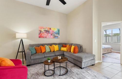 Haines City House | Chic 4BR,Heated Pool,Jacuzzi & Dining Oasis near Disney & Legoland
