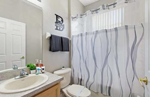 Haines City House | Chic 4BR,Heated Pool,Jacuzzi & Dining Oasis near Disney & Legoland