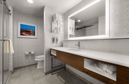 Bessemer Hotel | Chic hotel in fabulous Bessemer with fitness room, WiFi, AC, Pool