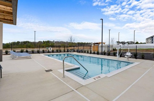 Bessemer Hotel | Chic hotel in fabulous Bessemer with fitness room, WiFi, AC, Pool