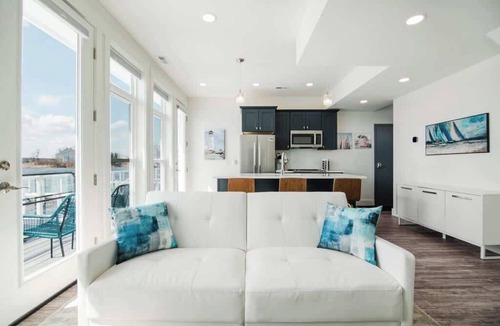 Oden House | Chic Lakefront Getaway W/Hot tub + Kayaks!