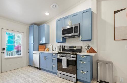 Historic Downtown Savannah Villa | Chic Pink Villa by NestNGo Escapes with 2 car private parking
