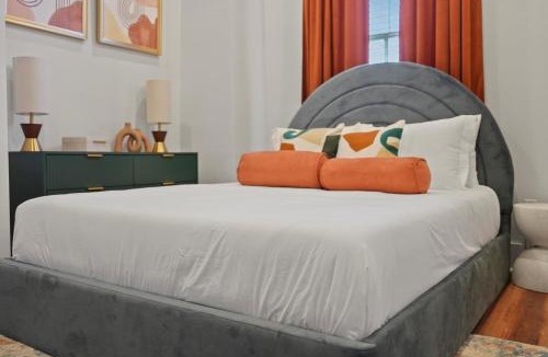 Historic Downtown Savannah Villa | Chic Pink Villa by NestNGo Escapes with 2 car private parking
