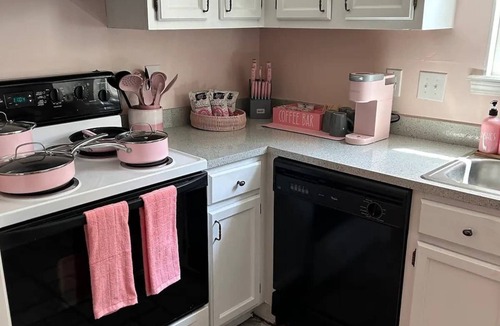 Flowood House | Chic Townhome at Rez, 2 Queen Beds, Smart TVs, Centrally Located, Community Pool