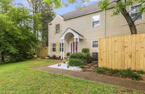 Flowood House | Chic Townhome at Rez, 2 Queen Beds, Smart TVs, Centrally Located, Community Pool