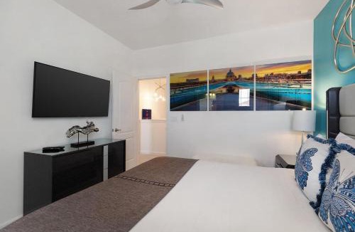 Loughman Villa | Chic Villa with Fashionista BR, Theater & Game Loft