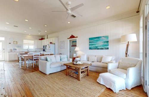 Dauphin Island House | Chic Waterfront Dauphin Island cottage on white sandy beach