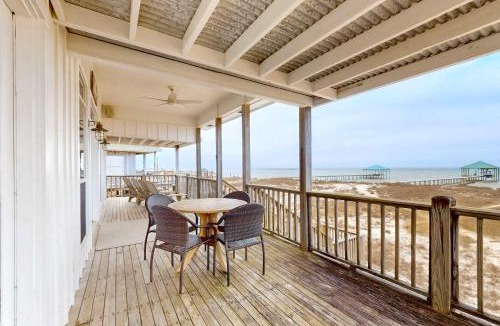 Dauphin Island House | Chic Waterfront Dauphin Island cottage on white sandy beach