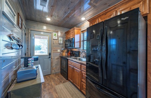 Octavia Cabin | Chipmunk Cottage | Private Cabin w/Hot Tub, Firepit