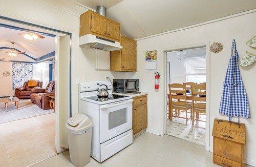 Stanton Cottage | Clanton Cottage w/Charcoal Grill & Porch!