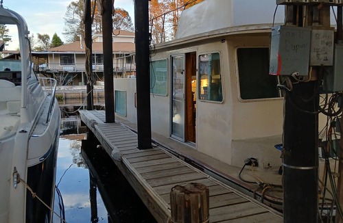 Springfield Boat Rental | Classic 2-bedroom , cabin yacht ,house boat ,in the bayou Springfield La