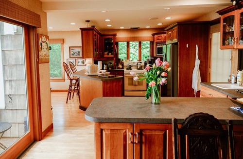 Leland House | Classic Leland cottage on the beach, beautiful sunsets, 8 min. walk to downtown
