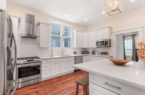 Touro House | Classy Upscale Home | Perfect Uptown Location