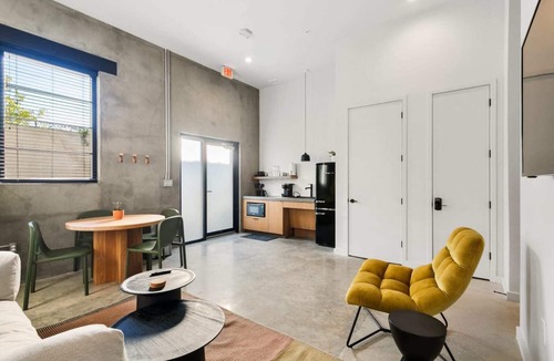 South 7th Ward Bed & Breakfast | Claudia - Unit 4 | Sense of Calm and Relaxation, Walking Distance to the Excitem