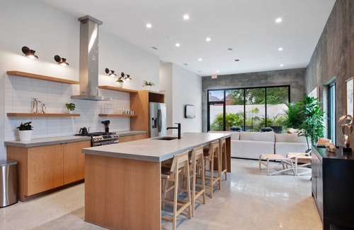 South 7th Ward Bed & Breakfast | Claudia - Unit 5 | Sense of Calm and Relaxation, Walking Distance to the Excitem