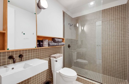 South 7th Ward Bed & Breakfast | Claudia - Unit 5 | Sense of Calm and Relaxation, Walking Distance to the Excitem