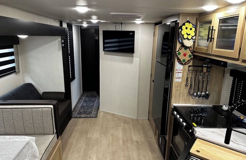 Middleburg House | Clean 36’ 8” Travel Trailer on a small 5 acre farm. Bring the kids, room for 9!