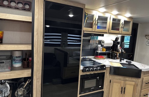 Middleburg House | Clean 36’ 8” Travel Trailer on a small 5 acre farm. Bring the kids, room for 9!