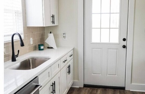 Freeport Cottage | Close to beaches, minutes away from 30A 10J Deluxe Cottage