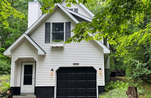 Leland House | Close to downtown Leland, Fishtown, Vans Beach. Hot tub.