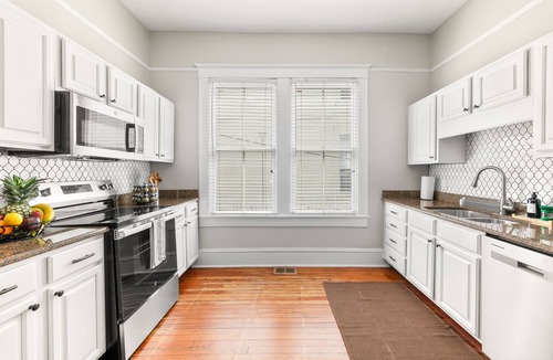 Springfield House | Close to Everbank Stadium- Historic Duplex - Mini-Golf - Large Groups