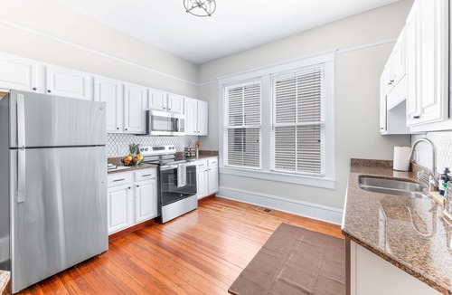 Springfield House | Close to Everbank Stadium- Historic Duplex - Mini-Golf - Large Groups