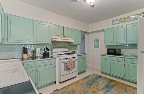 Montgomery House | Close to Everything! Breezy like Sunday Morning