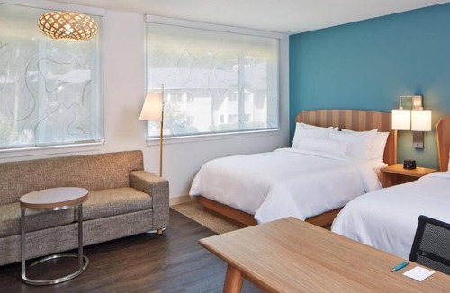 Williamsburg House | Close to Local Attractions! 2 Spacious Accommodation | Free Breakfast + Pool