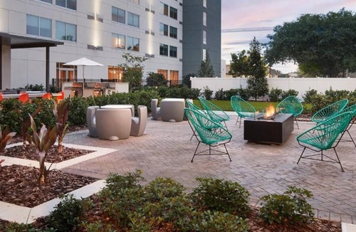 Williamsburg House | Close to Local Attractions! 2 Spacious Accommodation | Free Breakfast + Pool