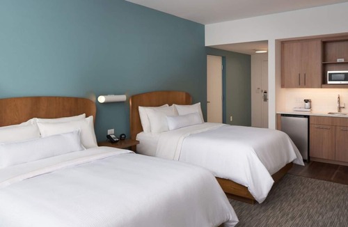 Williamsburg House | Close to Local Attractions! 4 Spacious Accommodation | Free Breakfast + Pool