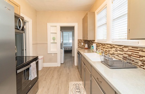 Montgomery House | Cloverdale Large Group Duplex 6BR Sleeps 14