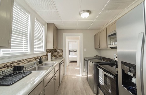 Montgomery House | Cloverdale Large Group Duplex 6BR Sleeps 14