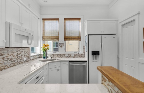 Sunnyside House | Coastal Bliss at Mellow Yellow - Steps from the Beach, Golf Cart 🛺 + Beach Servi