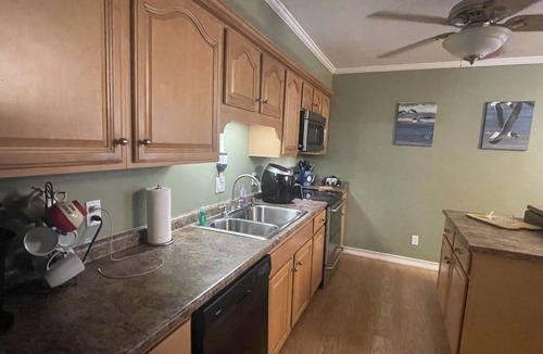 Long Beach House | Coastal Blue. 2 minutes to Gulf of Mexico. Private backyard for BBQ/entertaining