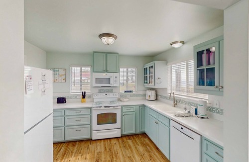 Eastpoint House | Coastal escape with bay views, fishing, Washer & dryer, and Wifi