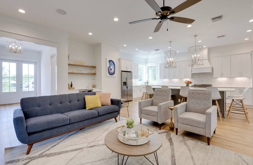 Waveland House | Coastal Waveland House 1/2 Block to Pub Beach