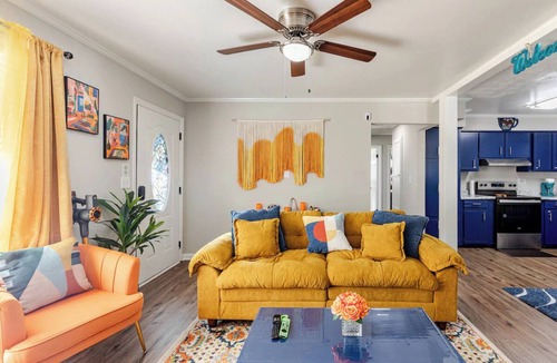 Columbus House | Colorful and Cozy 2 Bedroom in Columbus