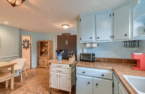 Cabbagetown House | Colour Crush: Walk to Bars, Restaurants, Beltline