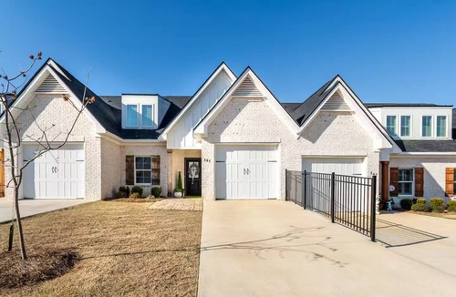 Auburn House | Comfort & Convenient in Auburn