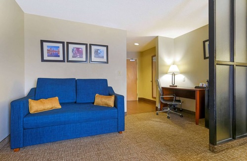 Fultondale Hotel | Comfort Suites Fultondale I-65 near I-22