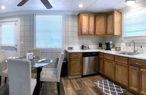 Statesboro House | Comfortable Cottage on the Blue Mile - Close to GSU!