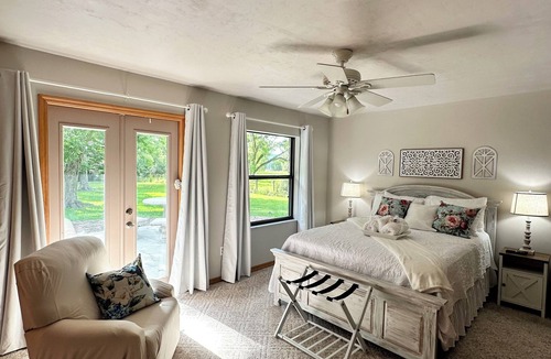 Melrose House | Comfortable Farmhouse Retreat Near Lake Santa Fe: Sleeps 16!
