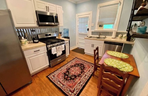Greater Belhaven Apartment | Comfy 1 BR unit across from Belhaven Town Center
