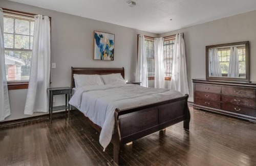 Urban Core House | Comfy pet friendly home fully fenced yard mins to downtown