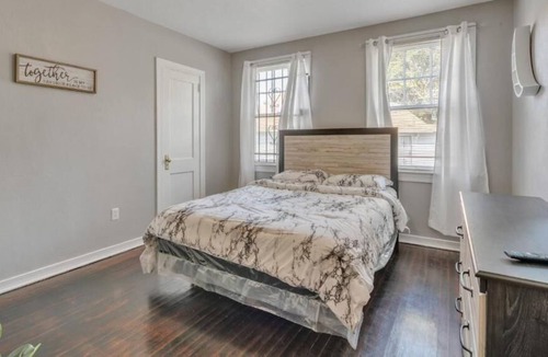Urban Core House | Comfy pet friendly home fully fenced yard mins to downtown