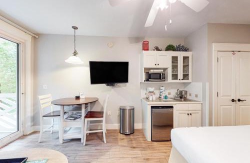 Baytowne Wharf Apartment | Comfy studio with kitchenette central AC pools hot tub & tennis