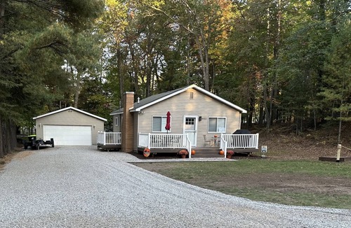 St. Helen House | Completely updated, cozy cabin close to the lake and SXS trails!