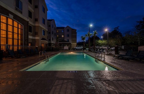 Oak Apartment | Complimentary Breakfast Buffet | Minutes from Shopping + White Sand Beaches