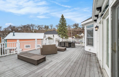Harbor Springs Condo | Condo in the heart of downtown Harbor Springs! Right on Main Street. Sleeps 4.