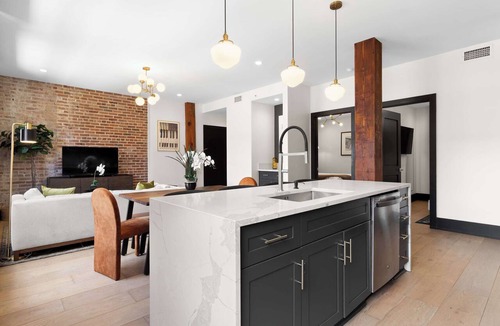 Arts/Warehouse District Apartment | Connecting 6 Bedroom W/2 Living Rooms Sleeps 16